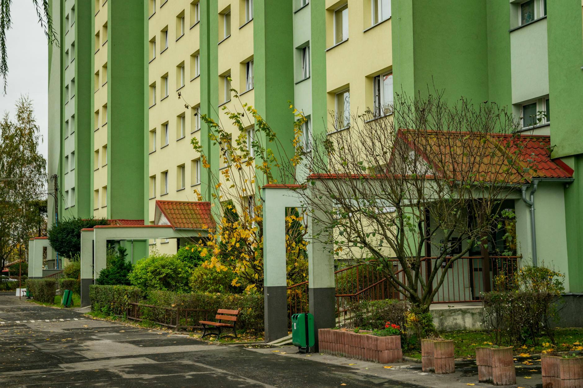 Remontowany familok w Knurowie po termomodernizacji i przebudowie mieszkań z unijnym dofinansowaniem