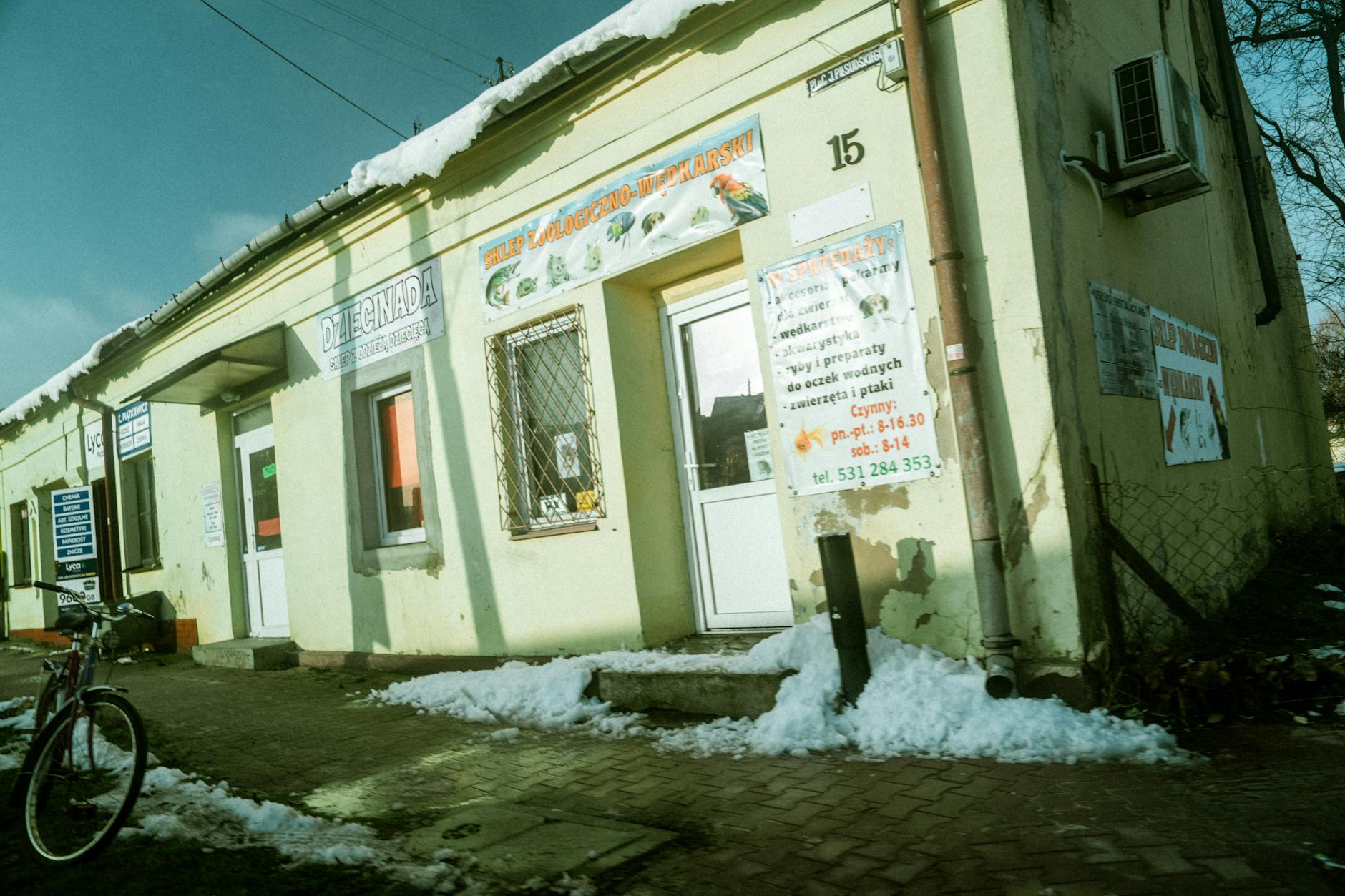 Zdjęcie Knurowa z początku XXI wieku, ukazujące typową zabudowę i ulice z tamtego okresu.